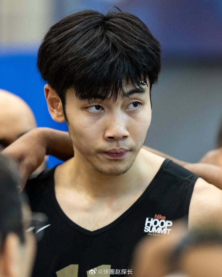 张博源踏上美国征程，中国U19男篮教学赛有得有失，中国国青小将张博源赴美集训，此前比赛有亮眼表现