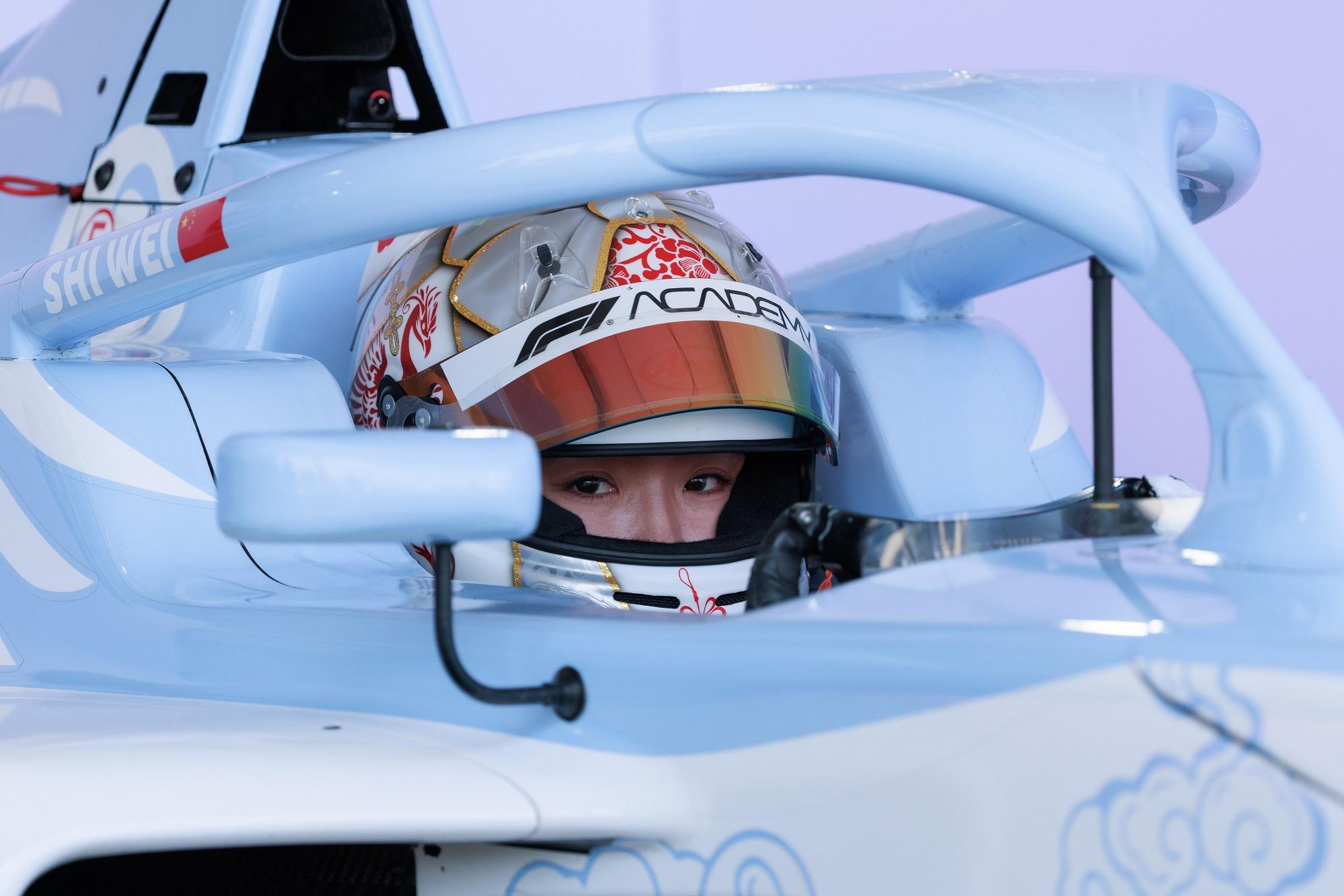 师炜：“F1学院”赛场展现中国女生美好一面，为中国赛车添彩！