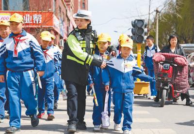 安全教育日：湖南萌娃学绳索，山西交警护学忙