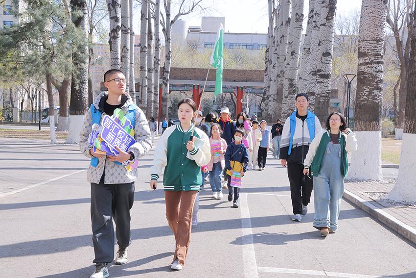 5. 春燕秋鸿使者团引领市民，共赴中国农大校史文化之约